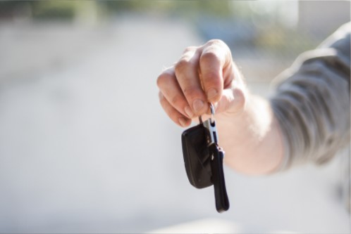 man returning car keys during repossession